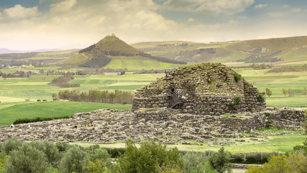 Nuraghe and valley, history of Sardinia with Dranexperience.com